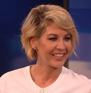 Jenna Elfman patří mezi další Hollywoodské hvězdy, které se hlásí ke scientologii